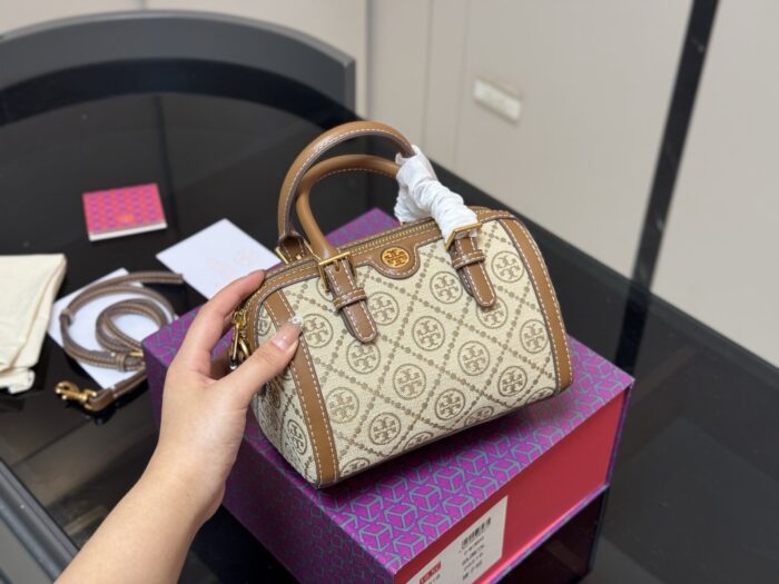 Tory Burch'S Latest Haute Couture-Quality Pillow Bag With Folding Box - Image 2