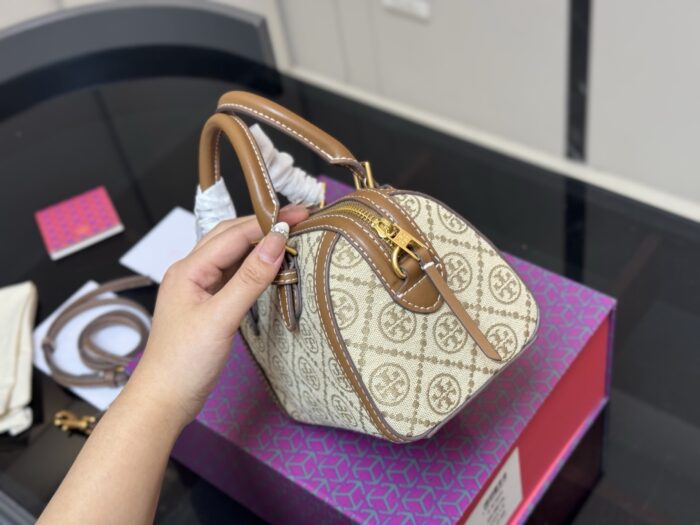Tory Burch'S Latest Haute Couture-Quality Pillow Bag With Folding Box - Image 6