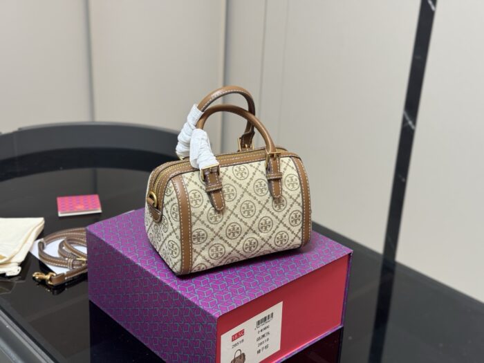 Tory Burch'S Latest Haute Couture-Quality Pillow Bag With Folding Box - Image 7