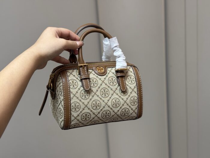Tory Burch'S Latest Haute Couture-Quality Pillow Bag With Folding Box - Image 9