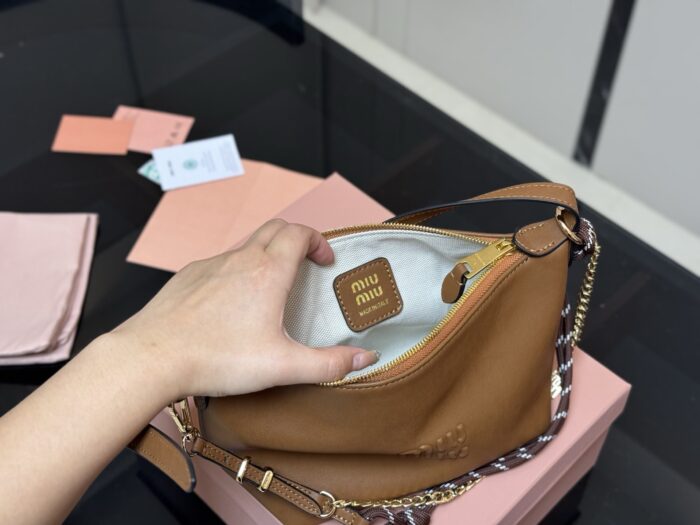 Miumiu Pre-Spring New Canvas Lunchbox Bag With Integrated Surf Rope - Versatile Casual Style With Excellent Capacity - Image 3