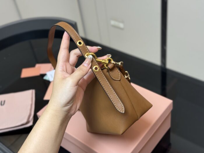 Miumiu Pre-Spring New Canvas Lunchbox Bag With Integrated Surf Rope - Versatile Casual Style With Excellent Capacity - Image 4