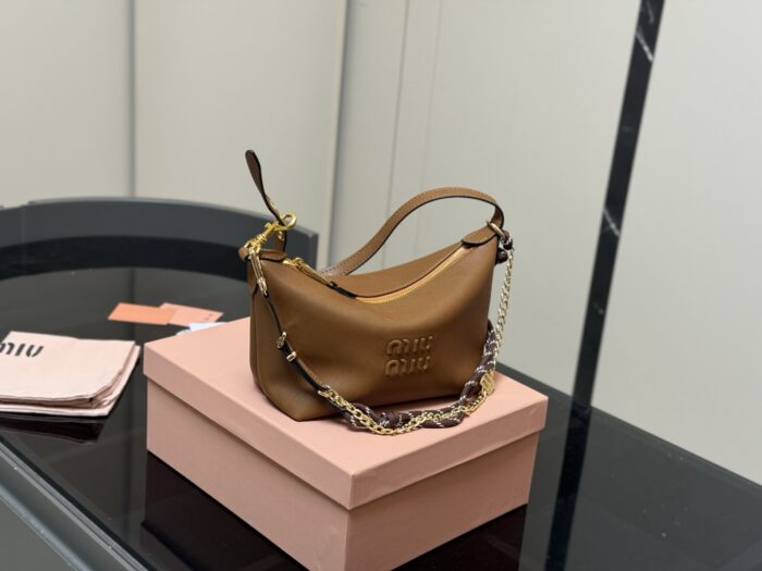 Miumiu Pre-Spring New Canvas Lunchbox Bag With Integrated Surf Rope - Versatile Casual Style With Excellent Capacity - Image 5