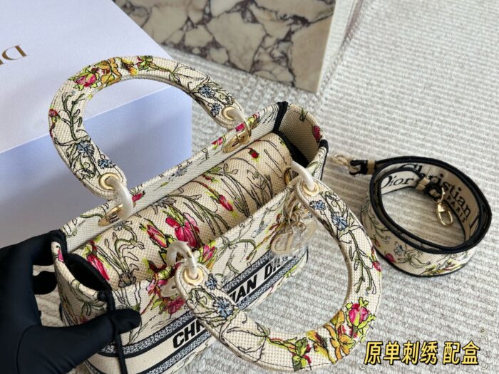 Dior 25Ss New Year'S New Arrival Embroidered Lady Dior Bag Authentic Jacquard Edition Embroidered Wide Shoulder Strap Casual Elegance - Image 2