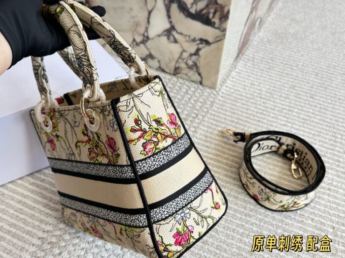 Dior 25Ss New Year'S New Arrival Embroidered Lady Dior Bag Authentic Jacquard Edition Embroidered Wide Shoulder Strap Casual Elegance - Image 3