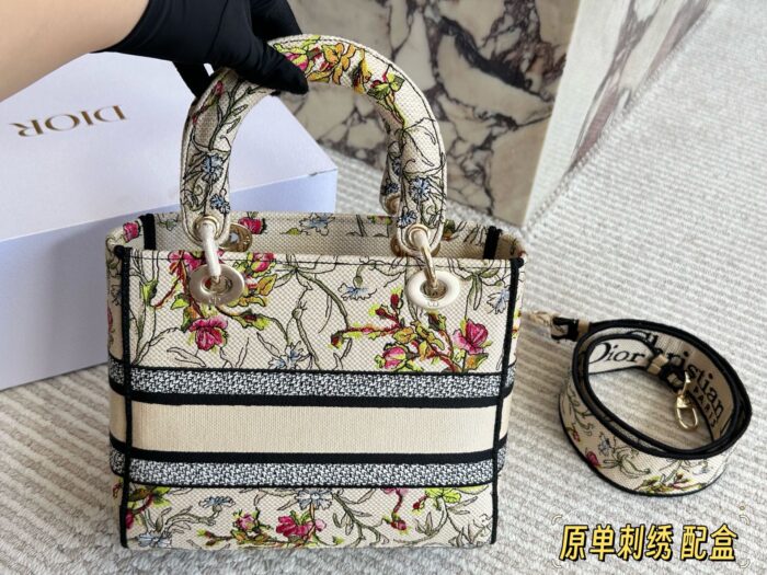 Dior 25Ss New Year'S New Arrival Embroidered Lady Dior Bag Authentic Jacquard Edition Embroidered Wide Shoulder Strap Casual Elegance - Image 4