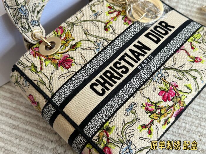 Dior 25Ss New Year'S New Arrival Embroidered Lady Dior Bag Authentic Jacquard Edition Embroidered Wide Shoulder Strap Casual Elegance - Image 5