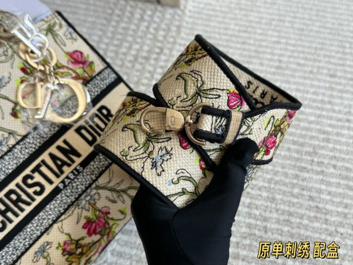Dior 25Ss New Year'S New Arrival Embroidered Lady Dior Bag Authentic Jacquard Edition Embroidered Wide Shoulder Strap Casual Elegance - Image 7
