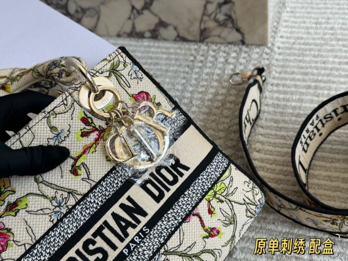 Dior 25Ss New Year'S New Arrival Embroidered Lady Dior Bag Authentic Jacquard Edition Embroidered Wide Shoulder Strap Casual Elegance - Image 8