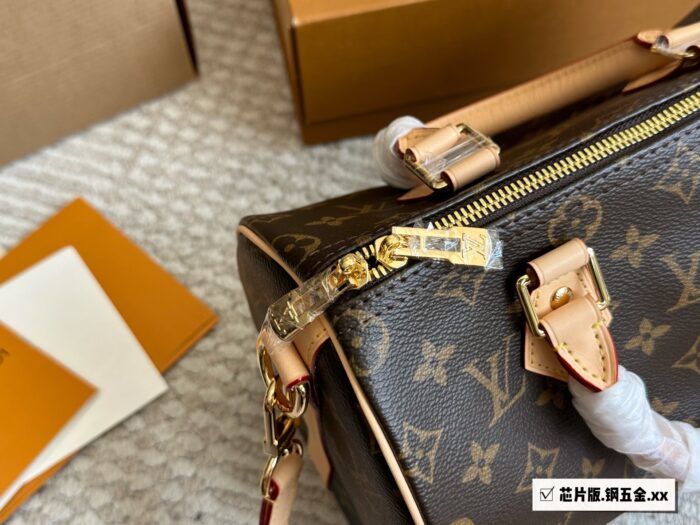 Louis Vuitton Speedy 25 Adjustable Strap Practical Capacity Handbag Shoulder Bag - Image 4