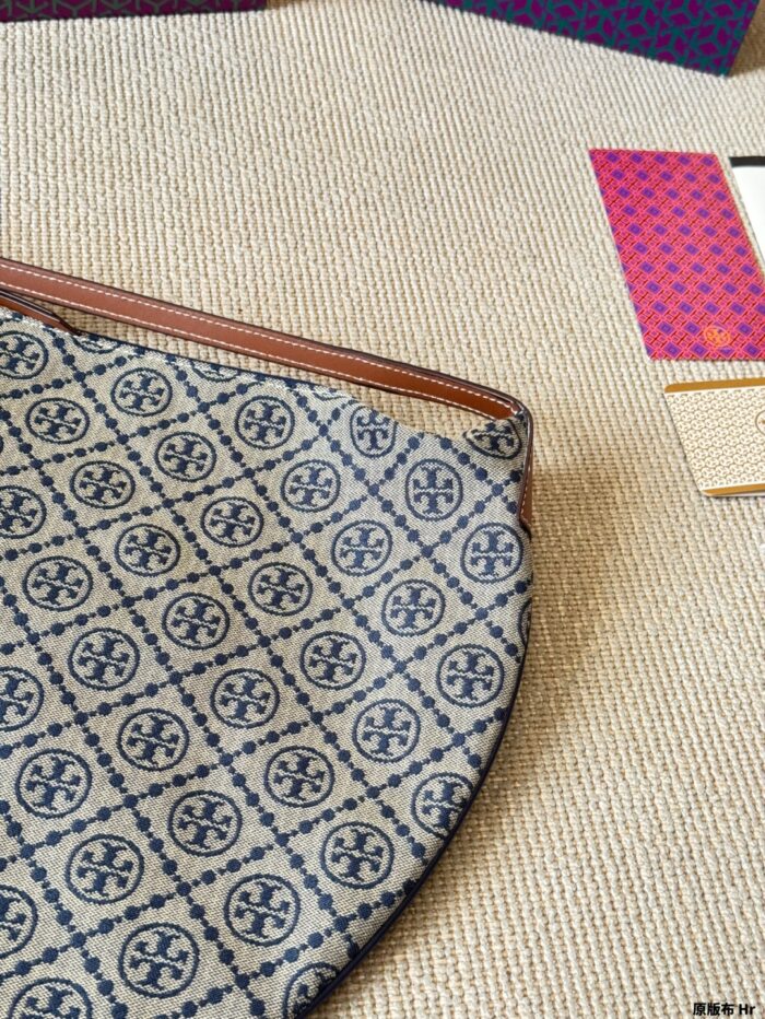 Tory Burch T-Monogram Crescent Bag Classic T Monogram Jacquard Crescent Bag Curved Silhouette 2025 Spring/Summer Runway-Inspired - Image 4
