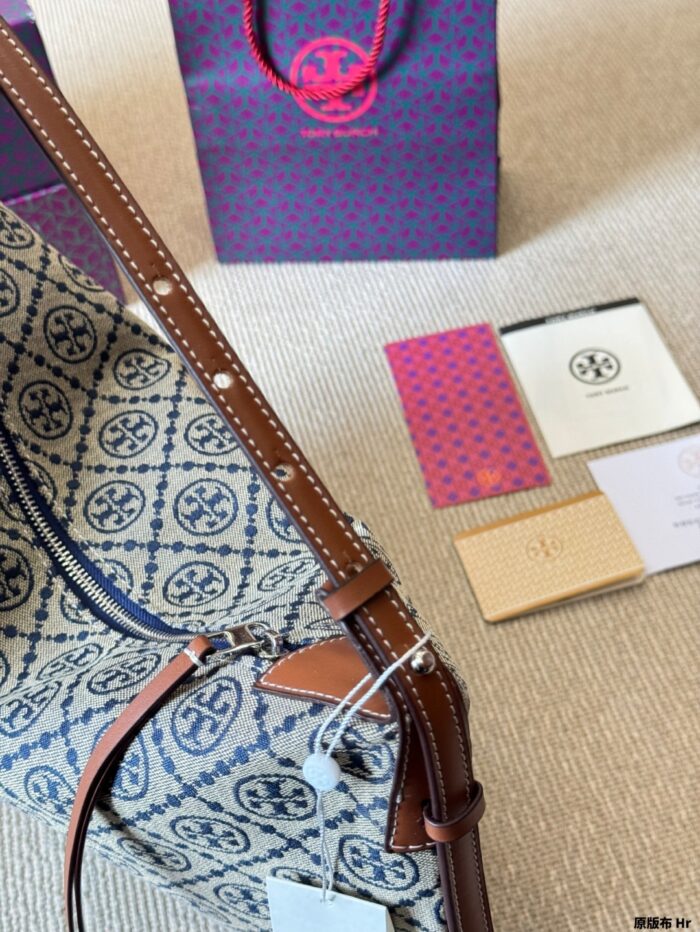 Tory Burch T-Monogram Crescent Bag Classic T Monogram Jacquard Crescent Bag Curved Silhouette 2025 Spring/Summer Runway-Inspired - Image 7