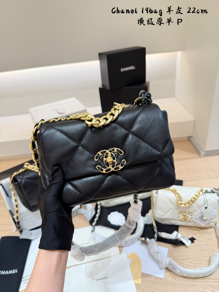 Chanel 19 Bag Lambskin Quilted Chain Bag: Effortlessly Chic And Versatile. - Image 3