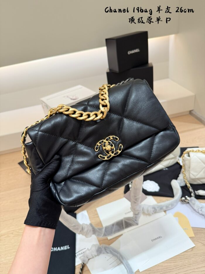 Chanel 19 Bag Lambskin Quilted Chain Bag: Effortlessly Chic And Versatile. - Image 4