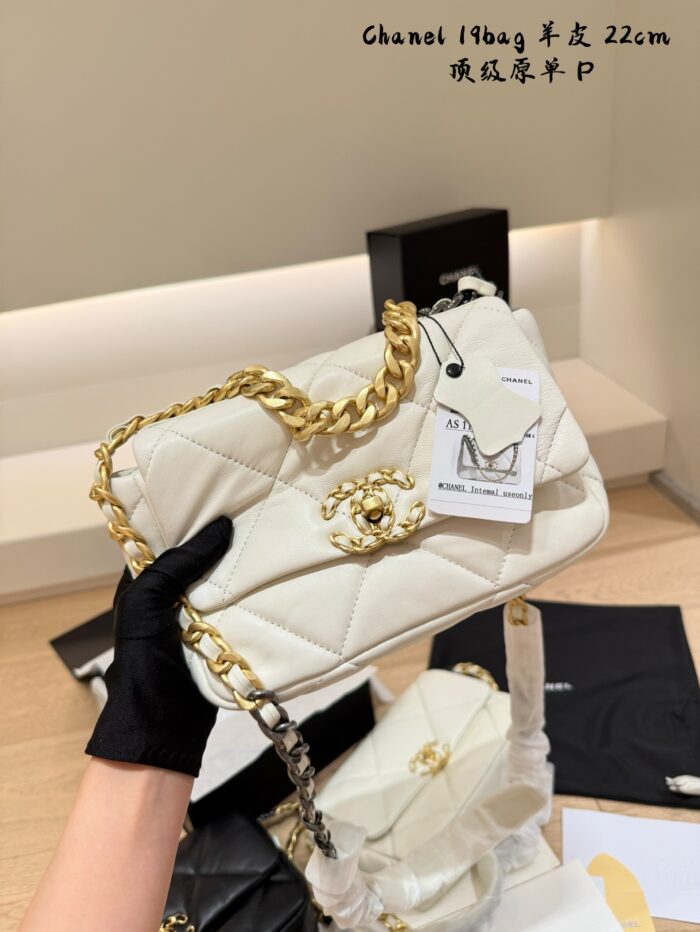 Chanel 19 Bag Lambskin Quilted Chain Bag: Effortlessly Chic And Versatile. - Image 6