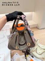 Hermès Lindy 26Cm Tc Calfskin Handbag, Shoulder Bag, Underarm Bag. Boutique Packaging With Complimentary Ribbon. - Image 2
