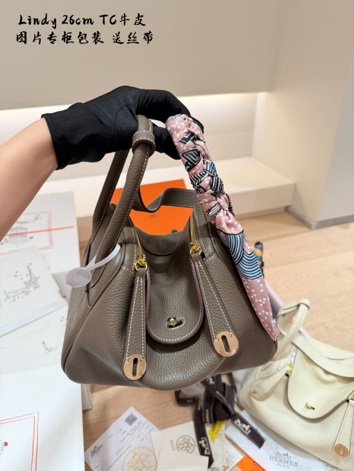 Hermès Lindy 26Cm Tc Calfskin Handbag, Shoulder Bag, Underarm Bag. Boutique Packaging With Complimentary Ribbon. - Image 2