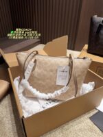 Coach Zip Tote Bag Adjustable Shoulder Strap Commuting And Dates Minimalist, Versatile And Practical - Image 3
