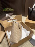 Coach Zip Tote Bag Adjustable Shoulder Strap Commuting And Dates Minimalist, Versatile And Practical - Image 4