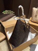 Coach Zip Tote Bag Adjustable Shoulder Strap For Crossbody Or Single-Shoulder Carry Minimalist, Versatile Commuter Bag - Image 4