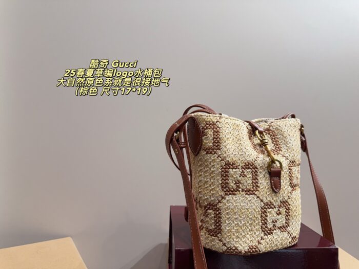 Gucci Spring/Summer 2025 Straw Logo Bucket Bag Compact For Holidays And Everyday Use - Image 4