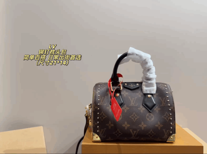 Louis Vuitton Studded Cushion Bag Simple And Versatile Trendy And Stylish Essential For Everyday Outings - Image 2