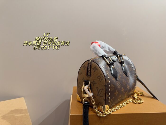 Louis Vuitton Studded Cushion Bag Simple And Versatile Trendy And Stylish Essential For Everyday Outings - Image 3