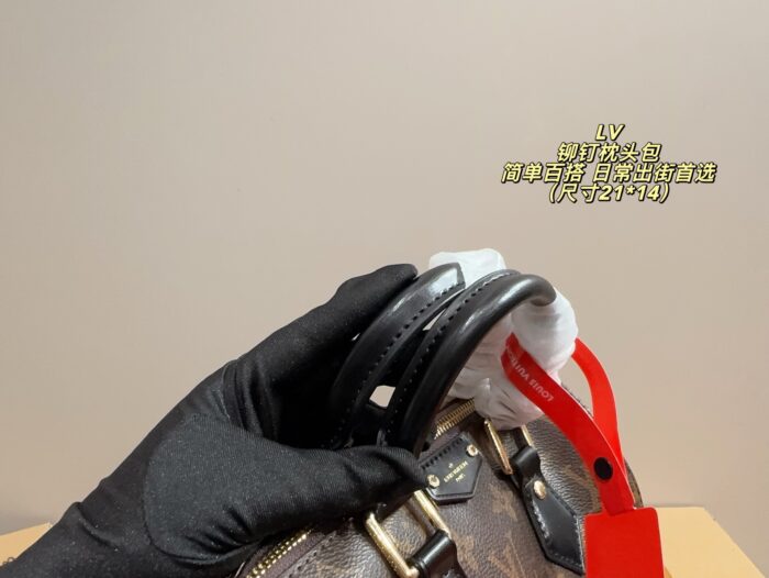 Louis Vuitton Studded Cushion Bag Simple And Versatile Trendy And Stylish Essential For Everyday Outings - Image 4