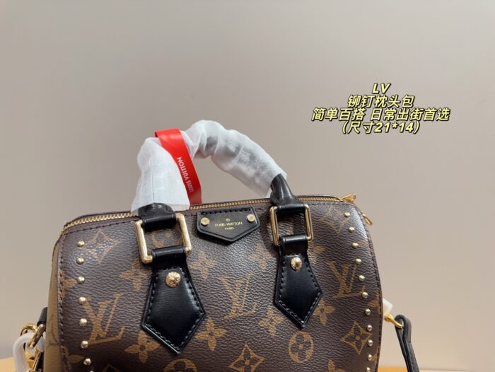 Louis Vuitton Studded Cushion Bag Simple And Versatile Trendy And Stylish Essential For Everyday Outings - Image 5