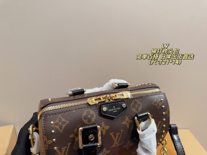 Louis Vuitton Studded Cushion Bag Simple And Versatile Trendy And Stylish Essential For Everyday Outings - Image 7