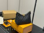 Louis Vuitton Latest Horn Bag Vintage Classic Shoulder Bag Calfskin Leather Includes Shoulder Strap & Chain Versatile For Both Shoulder And Crossbody Carry