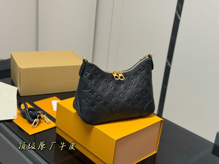 Louis Vuitton Latest Horn Bag Vintage Classic Shoulder Bag Calfskin Leather Includes Shoulder Strap & Chain Versatile For Both Shoulder And Crossbody Carry - Image 1