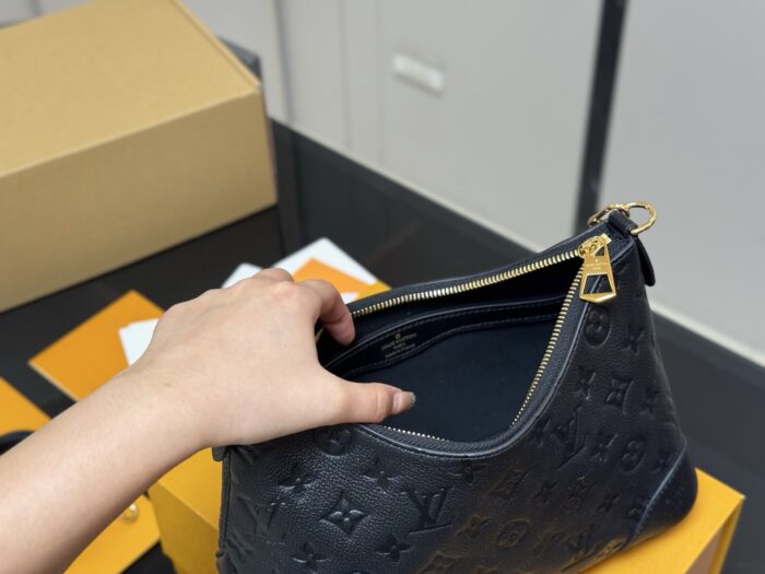 Louis Vuitton Latest Horn Bag Vintage Classic Shoulder Bag Calfskin Leather Includes Shoulder Strap & Chain Versatile For Both Shoulder And Crossbody Carry - Image 4