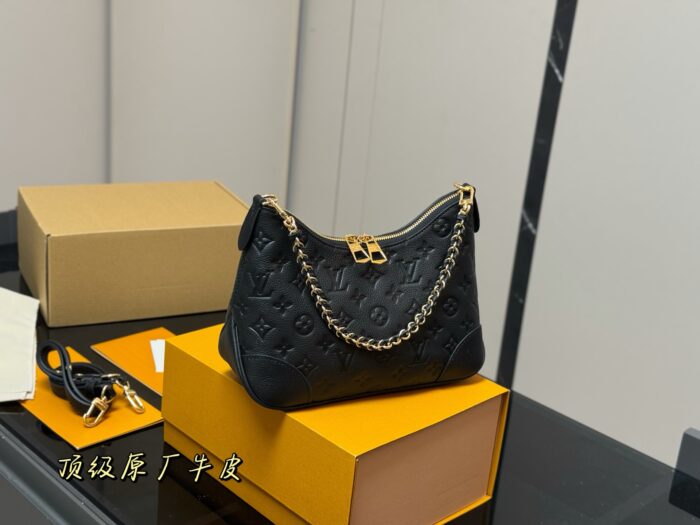 Louis Vuitton Latest Horn Bag Vintage Classic Shoulder Bag Calfskin Leather Includes Shoulder Strap & Chain Versatile For Both Shoulder And Crossbody Carry - Image 5