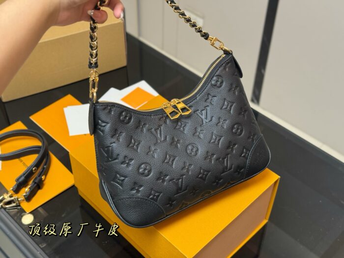 Louis Vuitton Latest Horn Bag Vintage Classic Shoulder Bag Calfskin Leather Includes Shoulder Strap & Chain Versatile For Both Shoulder And Crossbody Carry - Image 6