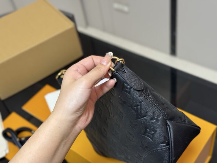 Louis Vuitton Latest Horn Bag Vintage Classic Shoulder Bag Calfskin Leather Includes Shoulder Strap & Chain Versatile For Both Shoulder And Crossbody Carry - Image 7