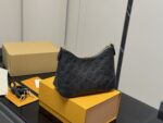 Louis Vuitton Latest Horn Bag Vintage Classic Shoulder Bag Calfskin Leather Includes Shoulder Strap & Chain Versatile For Both Shoulder And Crossbody Carry - Image 8
