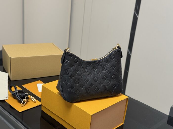 Louis Vuitton Latest Horn Bag Vintage Classic Shoulder Bag Calfskin Leather Includes Shoulder Strap & Chain Versatile For Both Shoulder And Crossbody Carry - Image 8