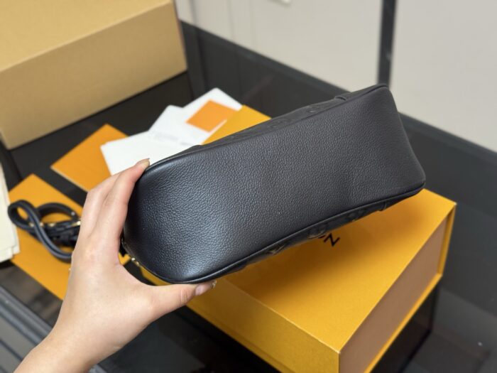 Louis Vuitton Latest Horn Bag Vintage Classic Shoulder Bag Calfskin Leather Includes Shoulder Strap & Chain Versatile For Both Shoulder And Crossbody Carry - Image 9