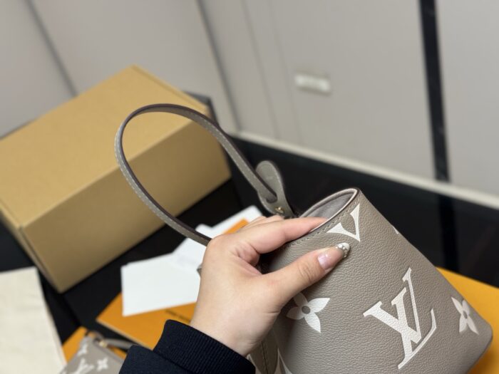 Louis Vuitton Vintage Bucket Bag Distinctive Design Premium Genuine Leather - Image 7