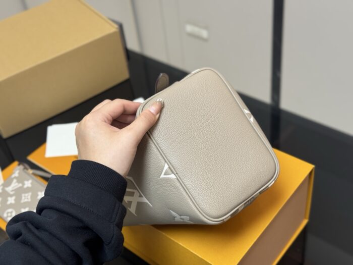 Louis Vuitton Vintage Bucket Bag Distinctive Design Premium Genuine Leather - Image 9