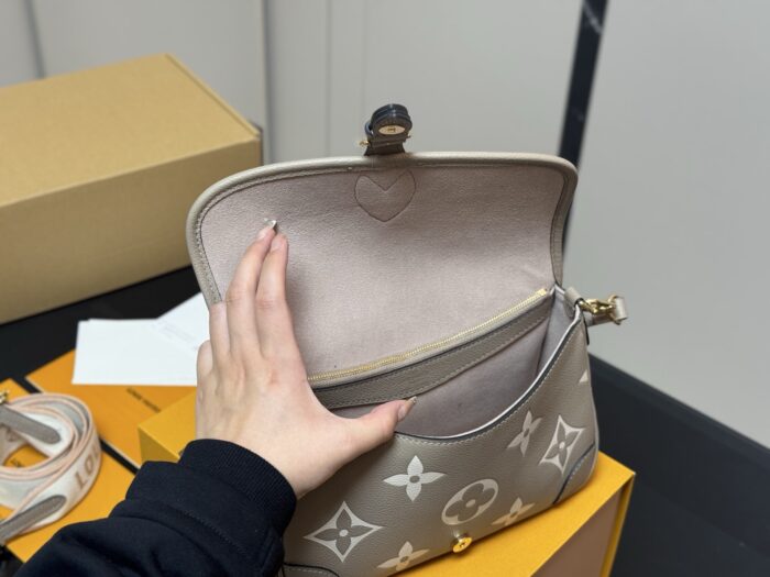 Louis Vuitton Baguette Bag With Detachable Double Shoulder Straps - Image 4