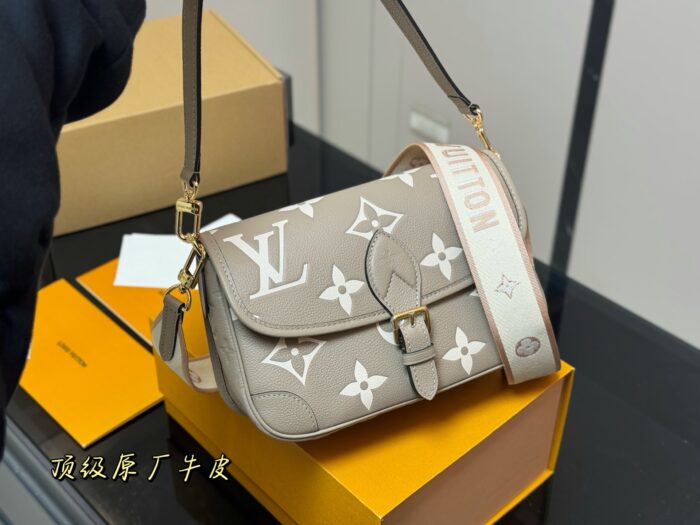 Louis Vuitton Baguette Bag With Detachable Double Shoulder Straps - Image 5