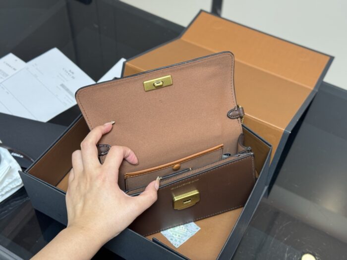 Coach Juno Crossbody Bag Triple-Function Structured Silhouette Generous Capacity Minimalist, Timeless Design - Image 4