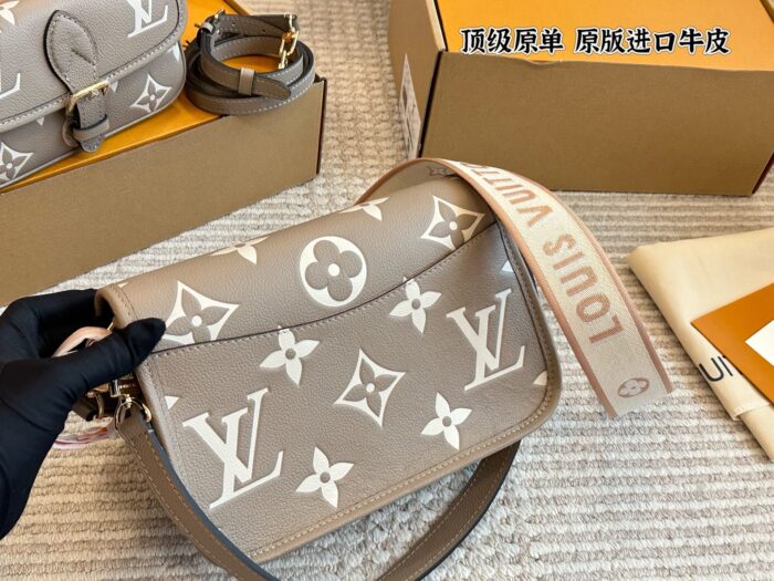 Louis Vuitton 2025 Women'S New Baguette Handbag Imported Cowhide Leather Early Spring Freshness Seasonal Limited Edition - Image 7