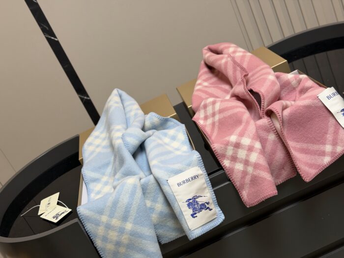 Burberry Cashmere Scarf Reversible Raspberry Pink Limited Edition With Box - Image 3