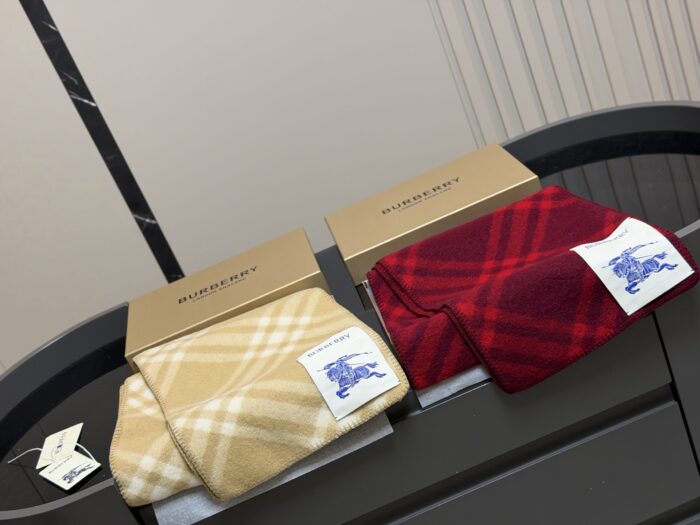 Burberry Cashmere Scarf Reversible Design In Limited-Edition Raspberry Pink Short Pile Wool For Superior Quality - Image 1