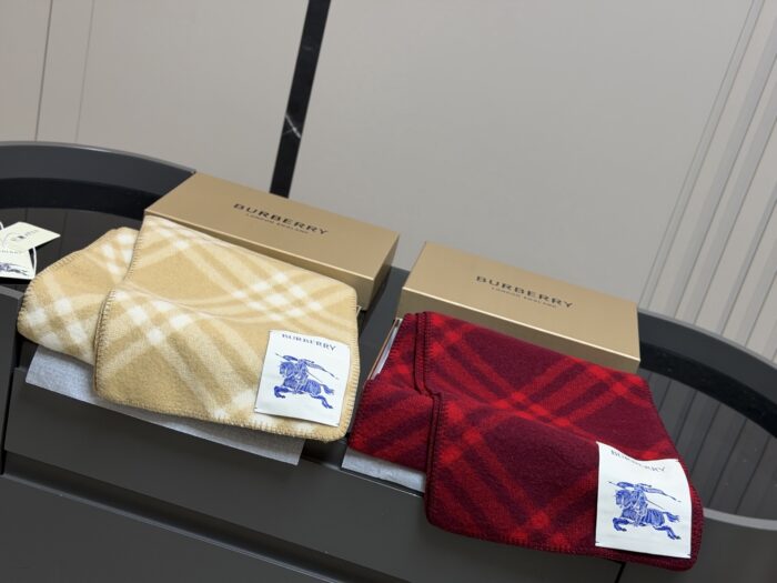 Burberry Cashmere Scarf Reversible Design In Limited-Edition Raspberry Pink Short Pile Wool For Superior Quality - Image 2