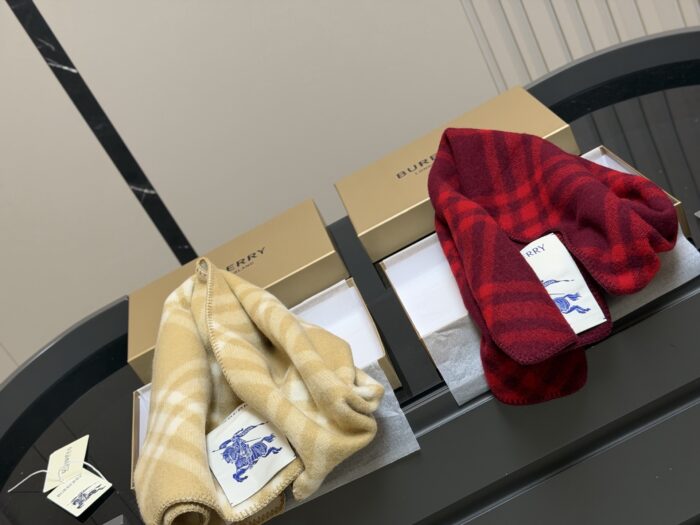Burberry Cashmere Scarf Reversible Design In Limited-Edition Raspberry Pink Short Pile Wool For Superior Quality - Image 3