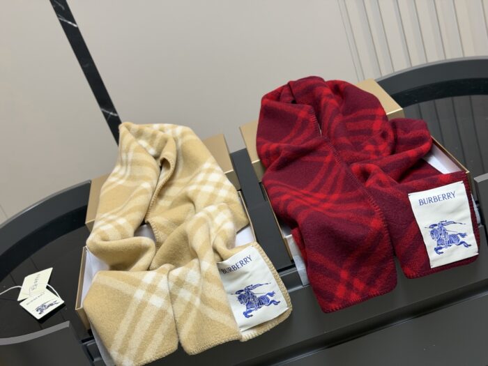 Burberry Cashmere Scarf Reversible Design In Limited-Edition Raspberry Pink Short Pile Wool For Superior Quality - Image 4